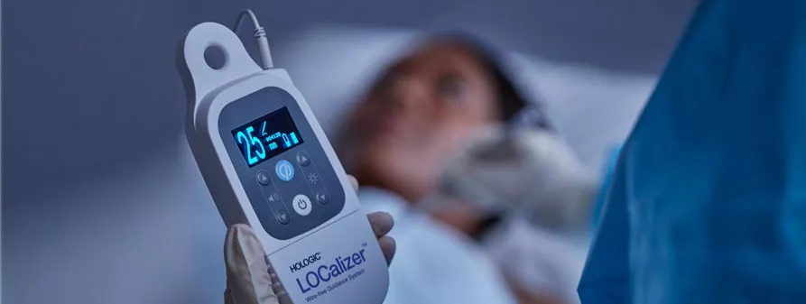 et billede af en kliniker, der arbejder med LOCalizer