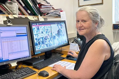 Ingibjörg Guðmundsdóttir bruger Genius Digital Diagnostics på en skærm på sit kontor.