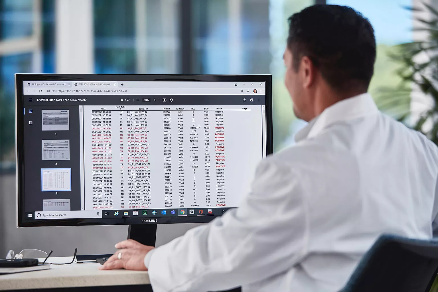 Bioanalytiker, der gennemgår data på en skærm på et laboratorium.