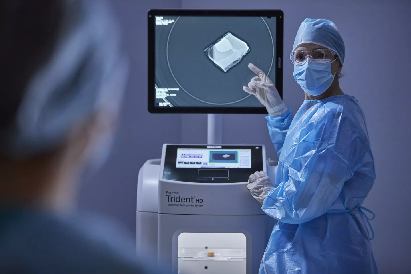 Sundhedsperson peger på skærm