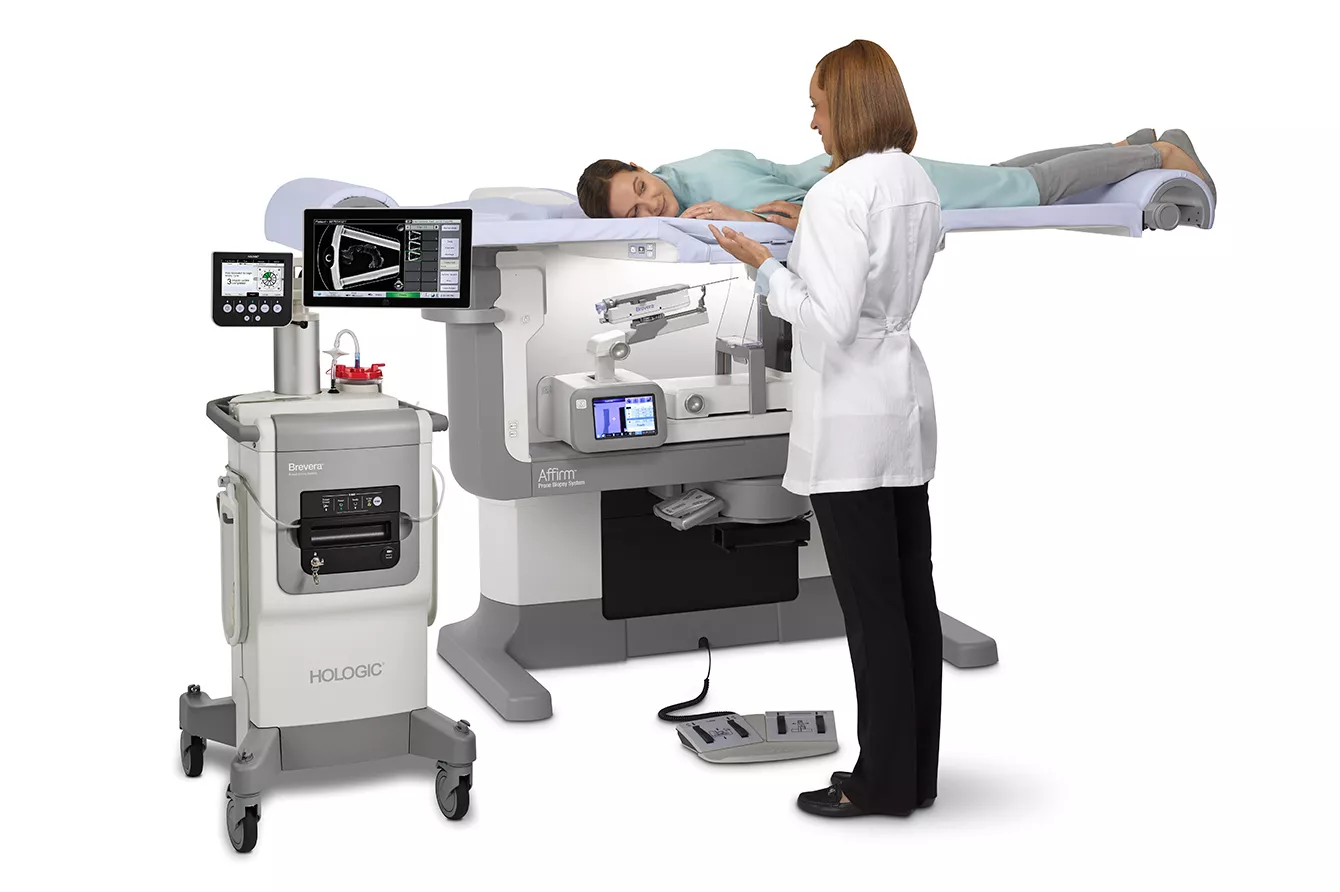 Patient bruger brystbiopsisystem sammen med sundhedsmedarbejder