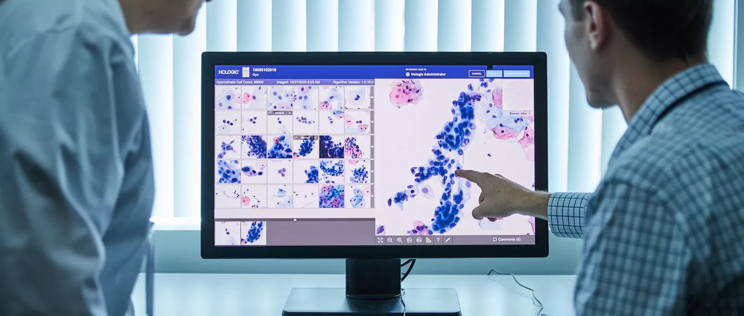 Læger, der gennemgår scanningsresultater på visningsskærm