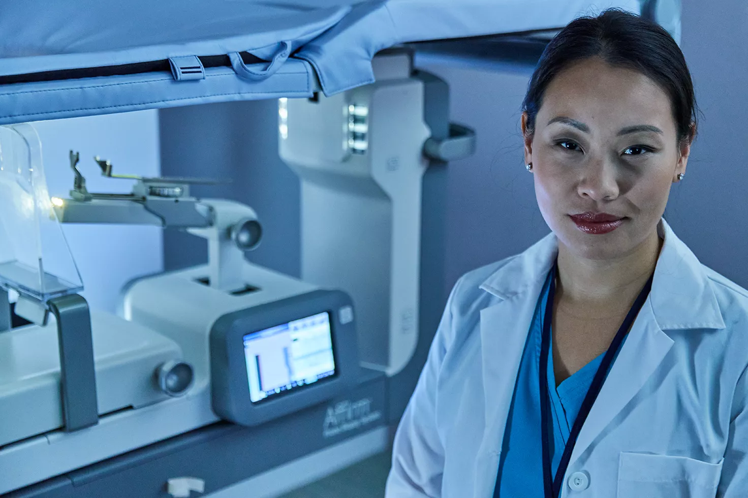 Sundhedsperson foran brystbiopsisystemet