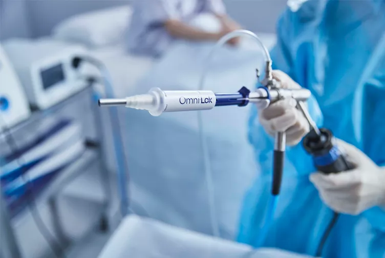 Et billede af en sundhedsmedarbejder, der holder Omni® Lok Cervical Seal