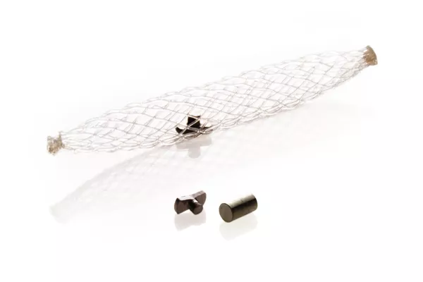 Biopsistedsmarkør formet som en høj hat på hvid baggrund