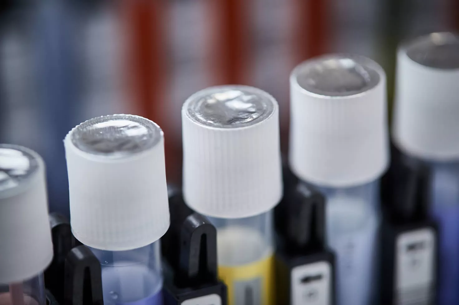 Nærbillede af hætteglas på bakke