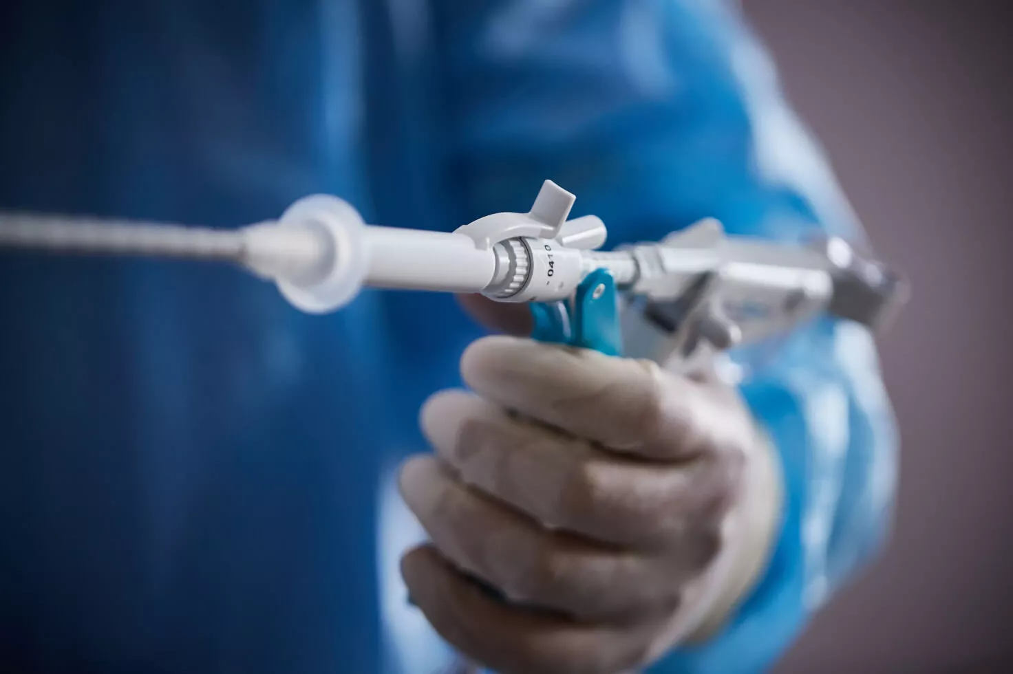 Sundhedsmedarbejder holder på en biopsinål